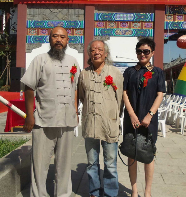 左核雕大師核雕界領(lǐng)軍人物張溫和老師，右指畫大師李冰奇老師111
